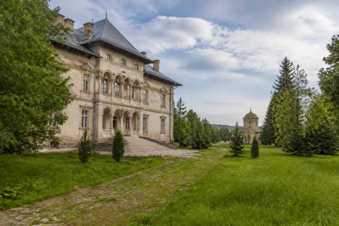 Conacul Gussi-Golescu din Leordeni, scos la vânzare pentru 390.000 de euro