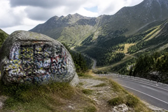 Inspector de Poliție, răspuns pentru cei care îl apără pe vandalizatorul de pe Transfăgărășan