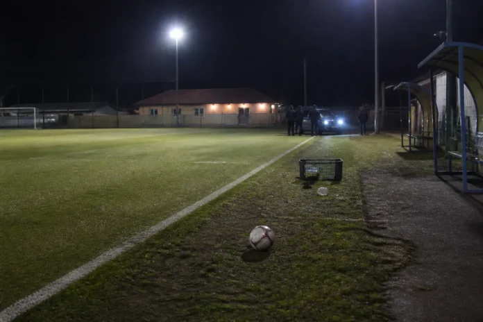 Tânăr de 17 ani, reținut după ce ar fi agresat un fotbalist la Buzoești