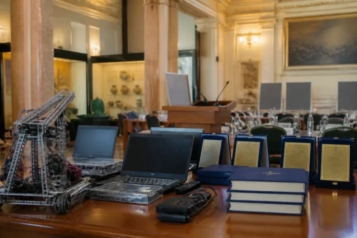 Academicieni români, întâlnire cu olimpicii și tinerii pasionați de robotică la Muzeul Județean Argeș