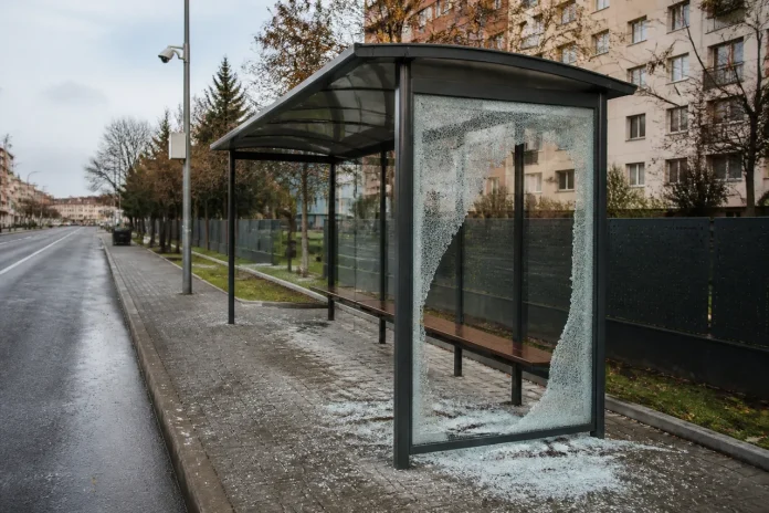 Stație de autobuz vandalizată în Mioveni. Un panou de sticlă a fost spart