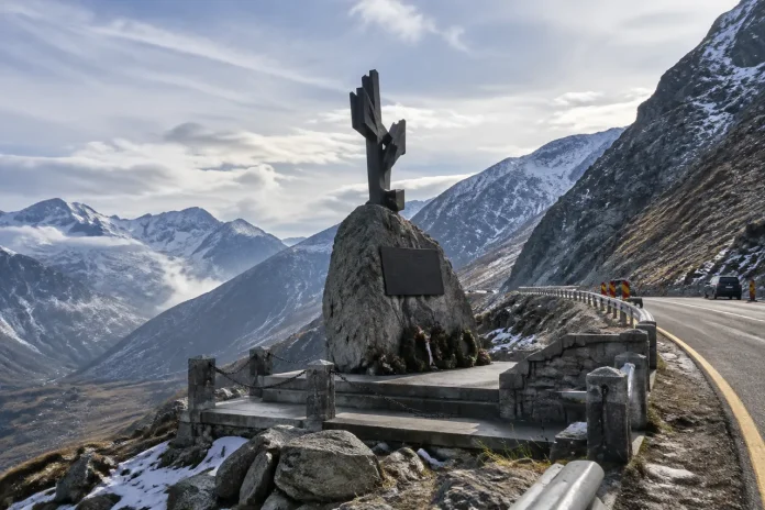 Monument inaugurat pe Transfăgărășan, la kilometrul 111, în memoria constructorilor