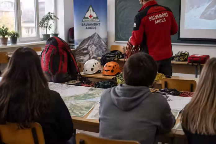 Salvamont Argeș, lecție de siguranță montană pentru elevii unei școli din București